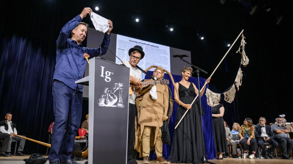 Prêmio IG-Nobel 2026: leite de barata, mictórios à prova de respingos… Esses 10 estudos que fazem você rir antes de pensar