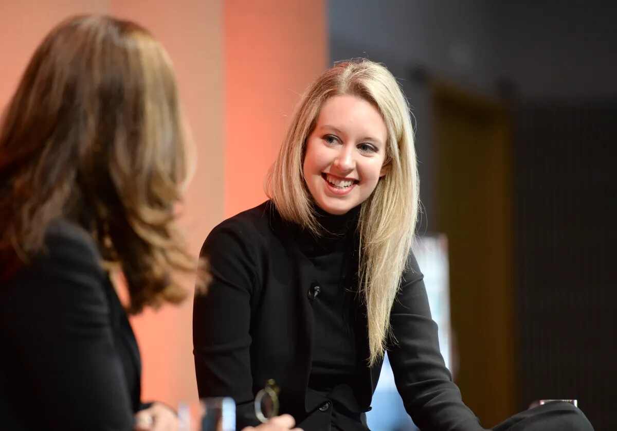 Um novo documentário secreto de Elizabeth Holmes surpreende Telluride