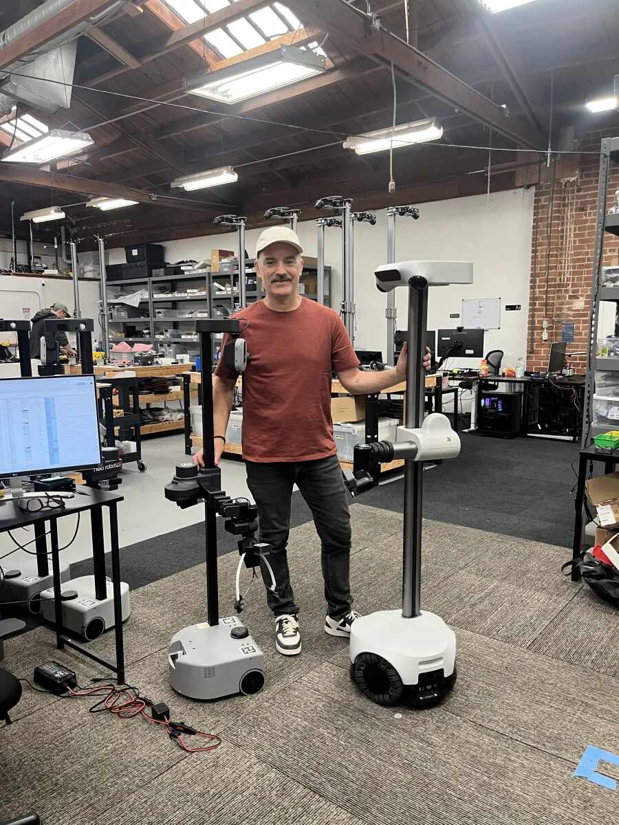 Aaron Edsinger dá vida ao Stretch 4 do Hello Robot no palco do Disrupt 2026