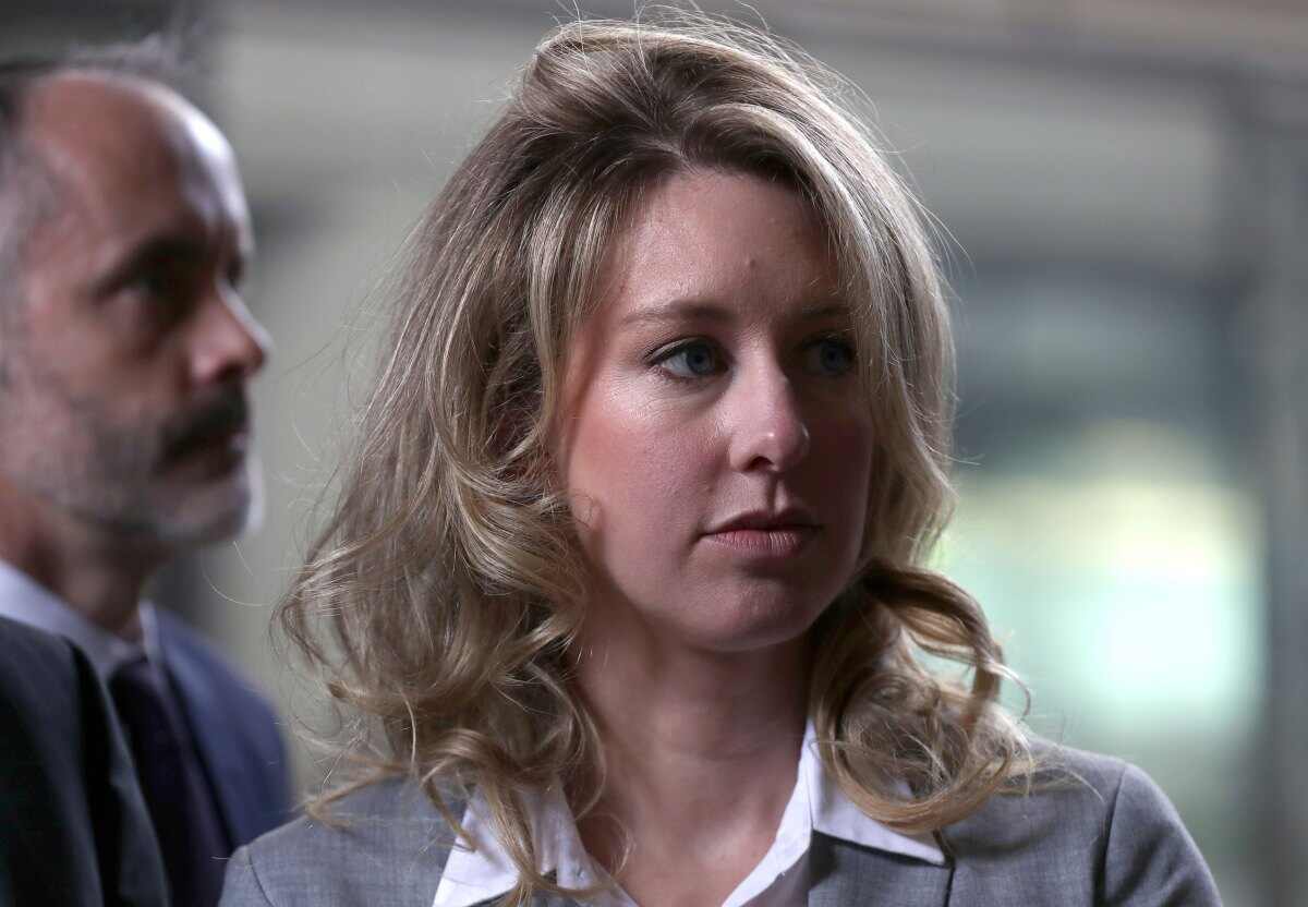 Finja que você está sentado na mesa de Elizabeth Holmes neste site estranhamente detalhado