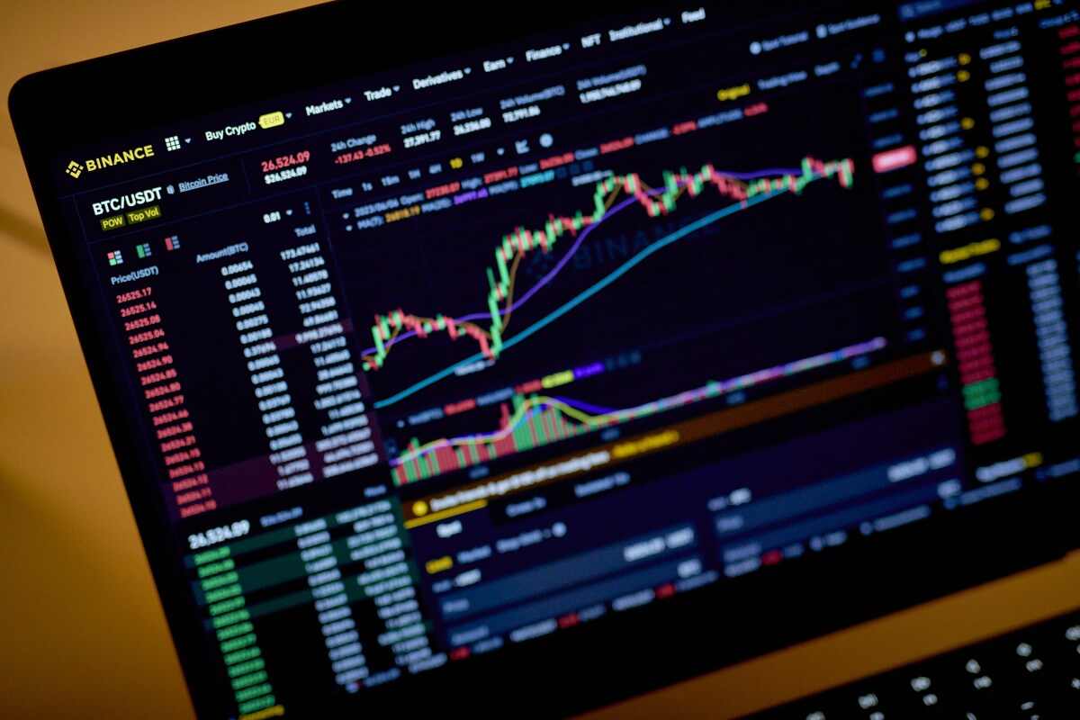 Binance pausa retiradas enquanto hackers são suspeitos de roubar bilhões em criptografia