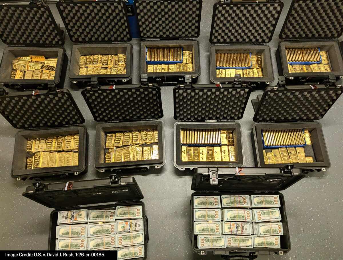 Oficial da CIA admite ter criado um programa governamental falso e ultrassecreto para roubar mais de US$ 190 milhões, incluindo barras de ouro