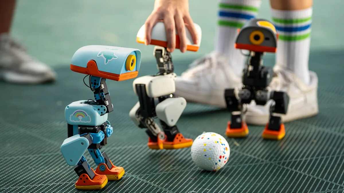 Brinquedo mais quente para o Natal? CEO da Nvidia brinca com adoráveis ​​​​robôs Microduck, 20.000 unidades vendidas
